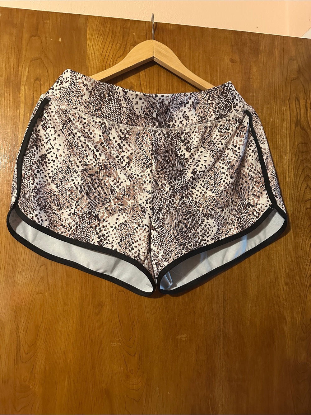 Bebe short Women’s Snake-Print Athletic Shorts - Neutral